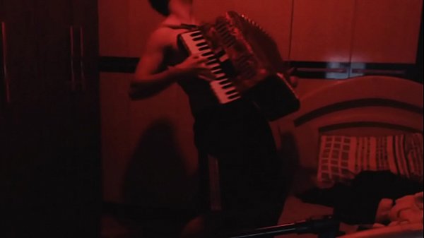 GURIZOTE FAZENDO MUSICA COM AS M&Atilde;OS SEM CAMISA