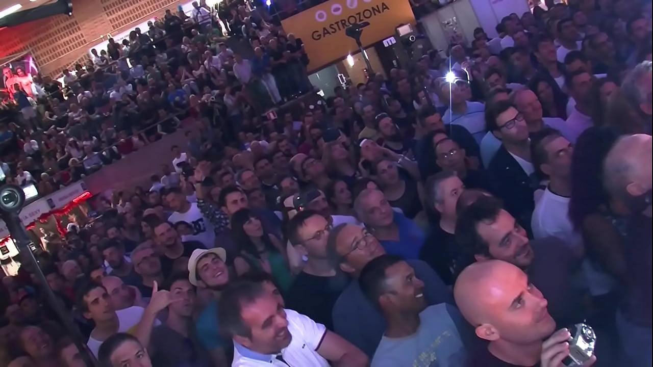 Desmadre de co&ntilde;os en p&uacute;blico en Barcelona