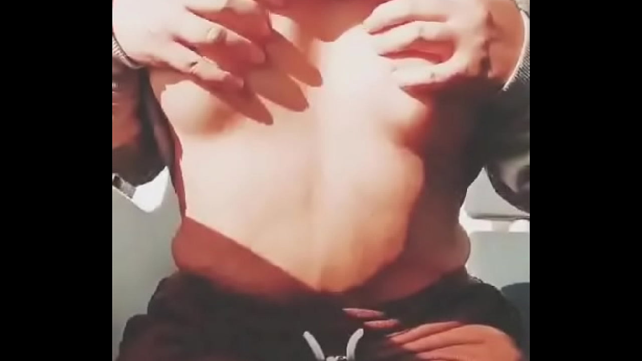 Hoy es #MartesDeEnse&ntilde;arLasTetas as&iacute; que aqu&iacute; ten&eacute;is las m&iacute;as y en publico como m&aacute;s me gusta ense&ntilde;arlas Compen ...