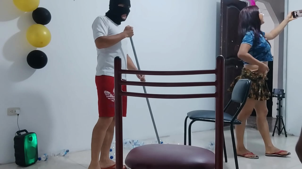 los empleados tienen una escena erotica en horarios laborales mientras limpian la oficina