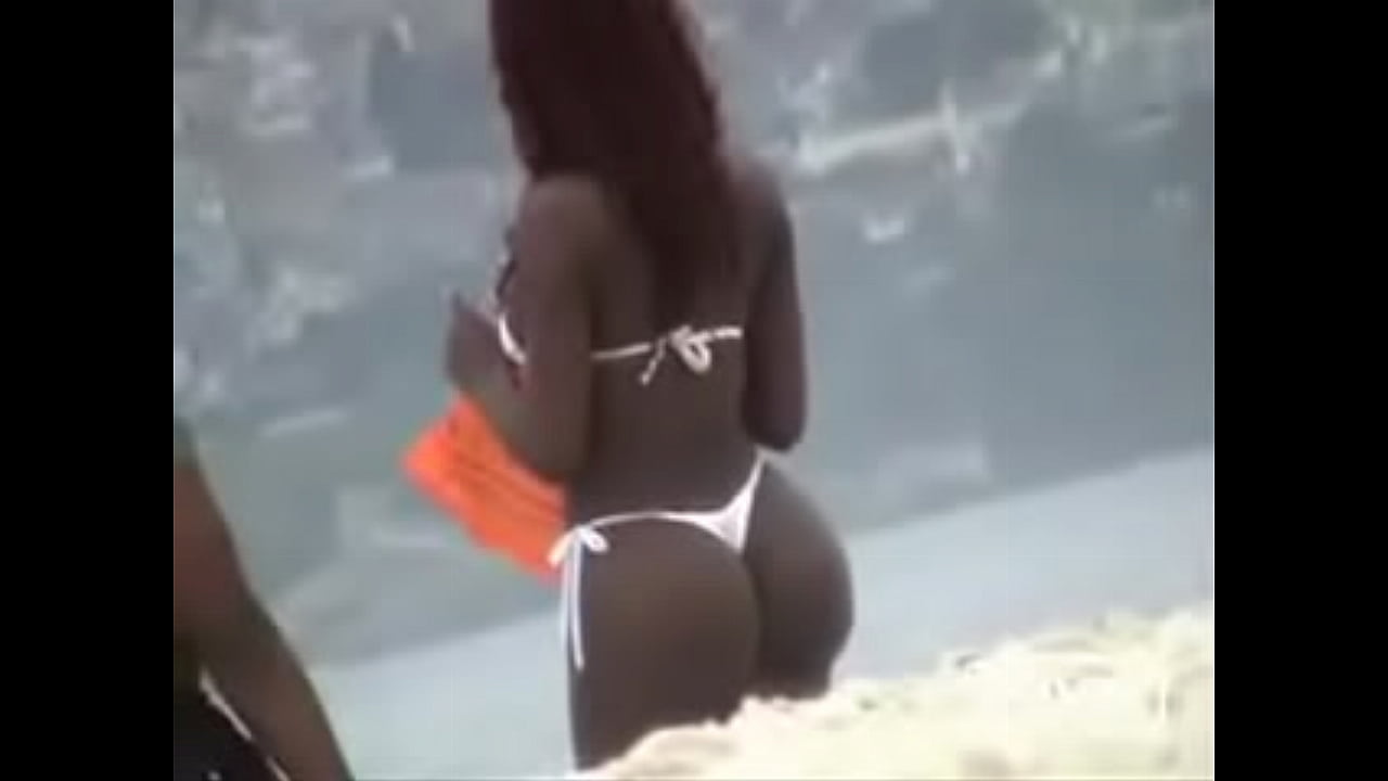 Voyeur en la playa - Bikini Blanco