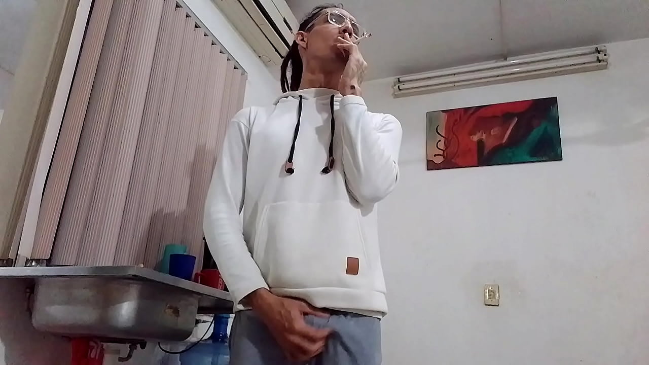 En pijama el enfermero expulsado se la soba hasta el orgasmo: Raba Erre Pro