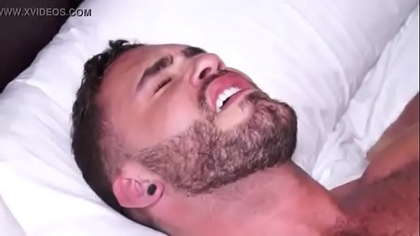 Macho dando para o tatuado roludo