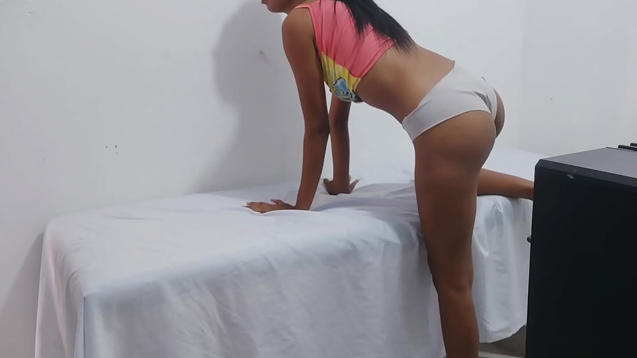 india pudiente afloja su abdomen y realiza estiramientos sensuales de perrito. ella y su vagina morena fantasean con una verga grande que le de placer