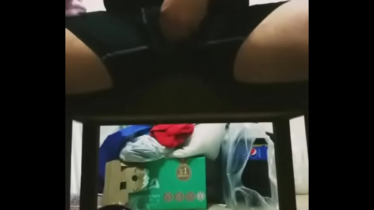 Gordo no aguanta y se masturba cuando hace ejercicio