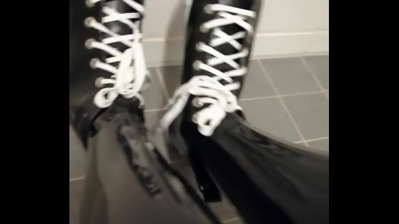 Making great rubbery sounds with shiny and beautiful latex shoes