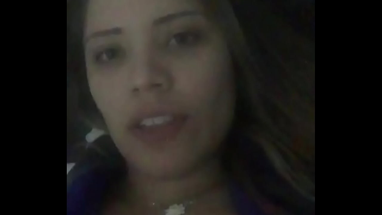 Respondeu pergunta e exibiu buceta