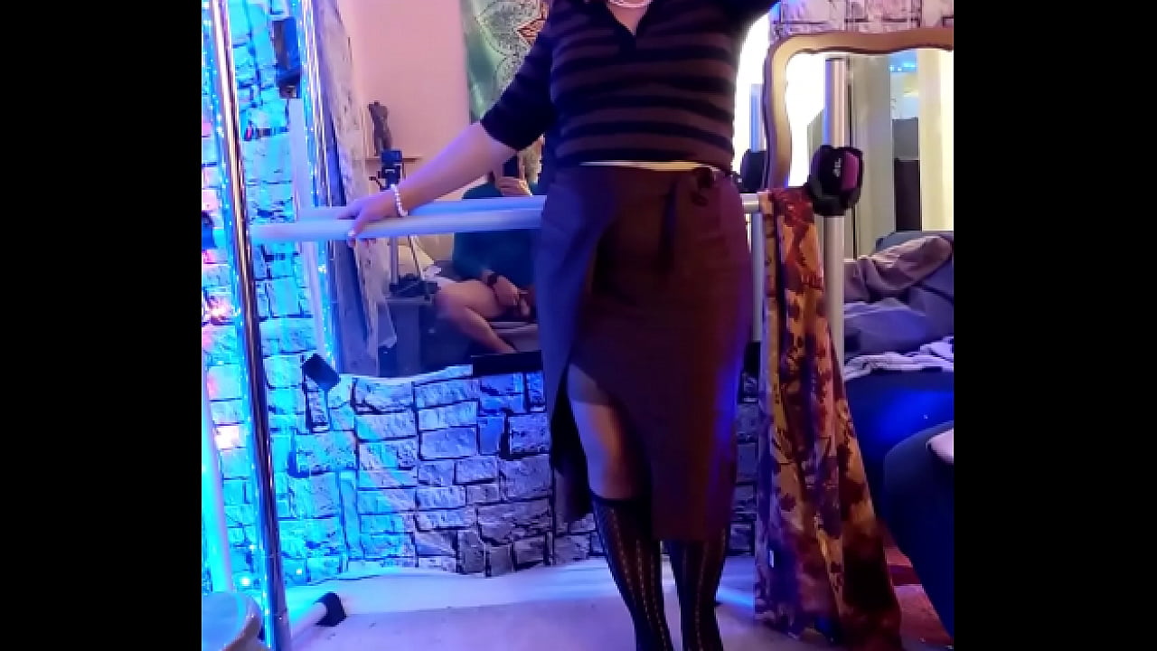 Hotwife Steffi brown slit pussy dance (full version)