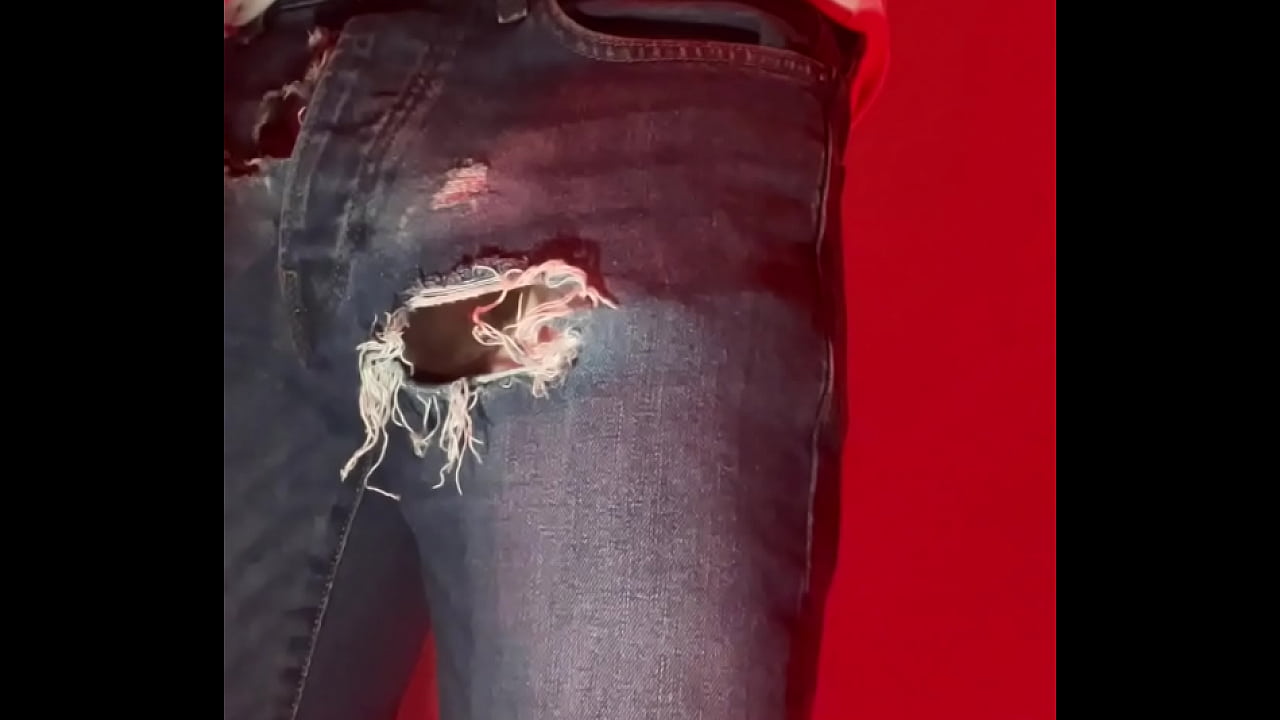 Amateur boy pissing in a condom