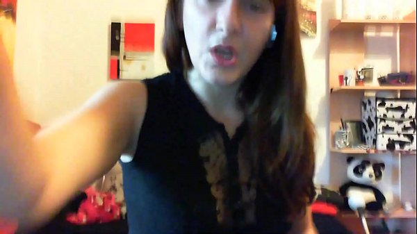 Uno schiavo segaiolo ama immaginare il suo portafoglio nelle mie mani mentre spendo tutti i suoi soldi in vestiti