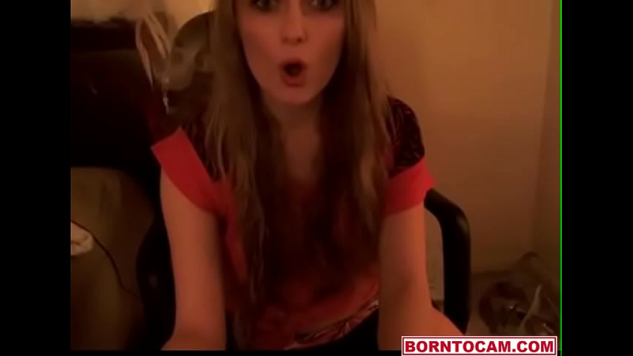 Petite Fetish Fumes Pendant Son Show Et Taquine Ceux Qui La Regarde