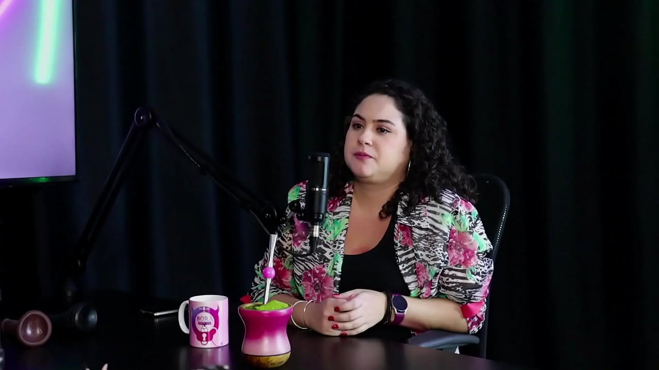 Todo mundo deveria experimentar a terapia, comentou sobre o HPV e HIV e o atendimento no hospital p&uacute;blico... - Marina Karam (sex&oacute;loga) (SHEER/RED)