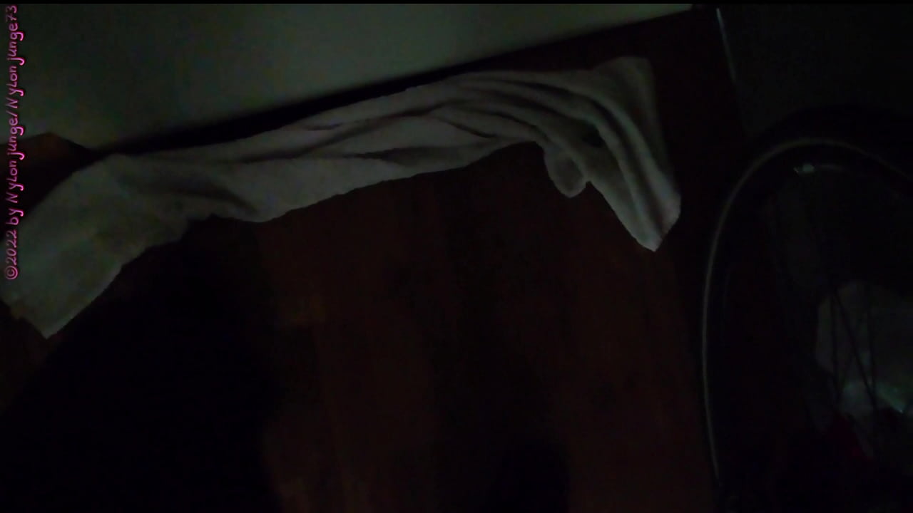 Was ist wohl wenn die Nachbarin im Aufzug sehen das meine F&uuml;&szlig;e in Feinstrumpf stecken und ich ein benutztes Kondom aus dem Briefkaste hole... ???