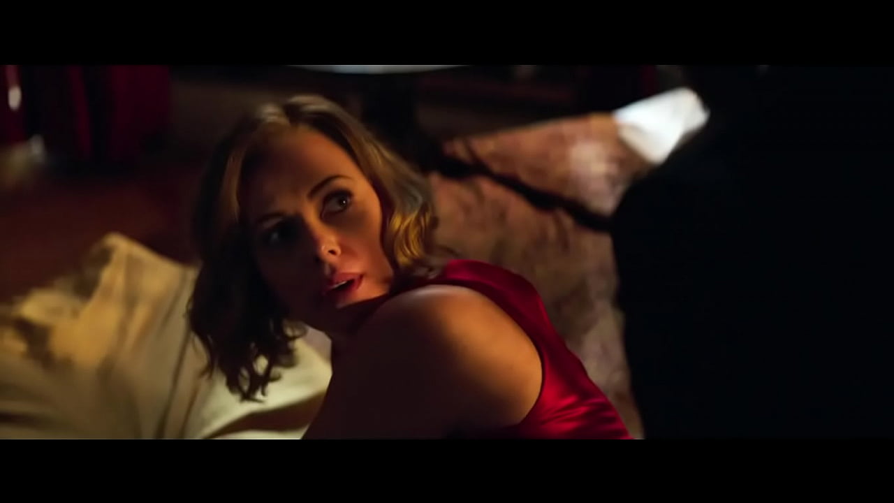 Charlize Theron e Seth Rogen no filme Casal Improv&aacute;vel