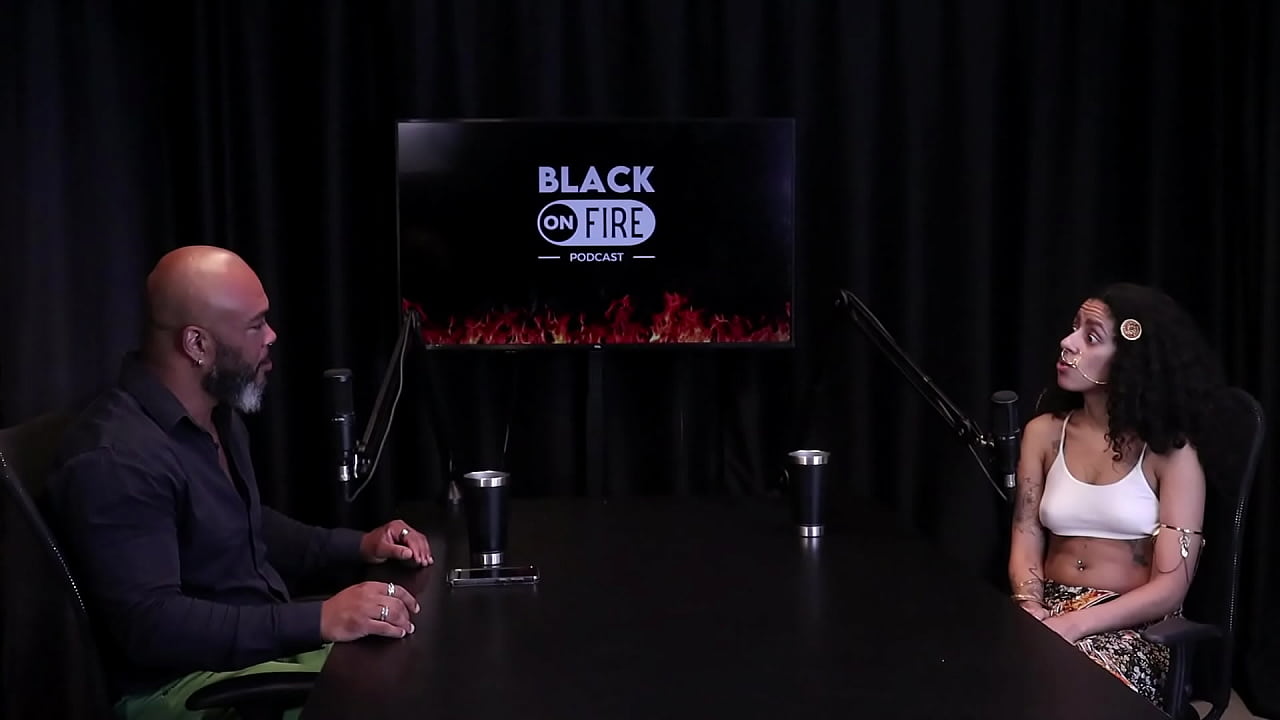 Morena exibe sua buceta peluda e o cu ap&oacute;s dizer que n&atilde;o gosta de se depilar, era julgada pela amiga, gosta de uma gozada na boca, atendeu um Russo, foi banida por causa de um Saudita - Bibi Hourani