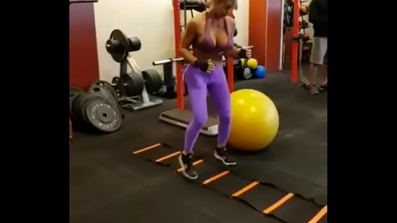 rebotando las tetas de monica farro