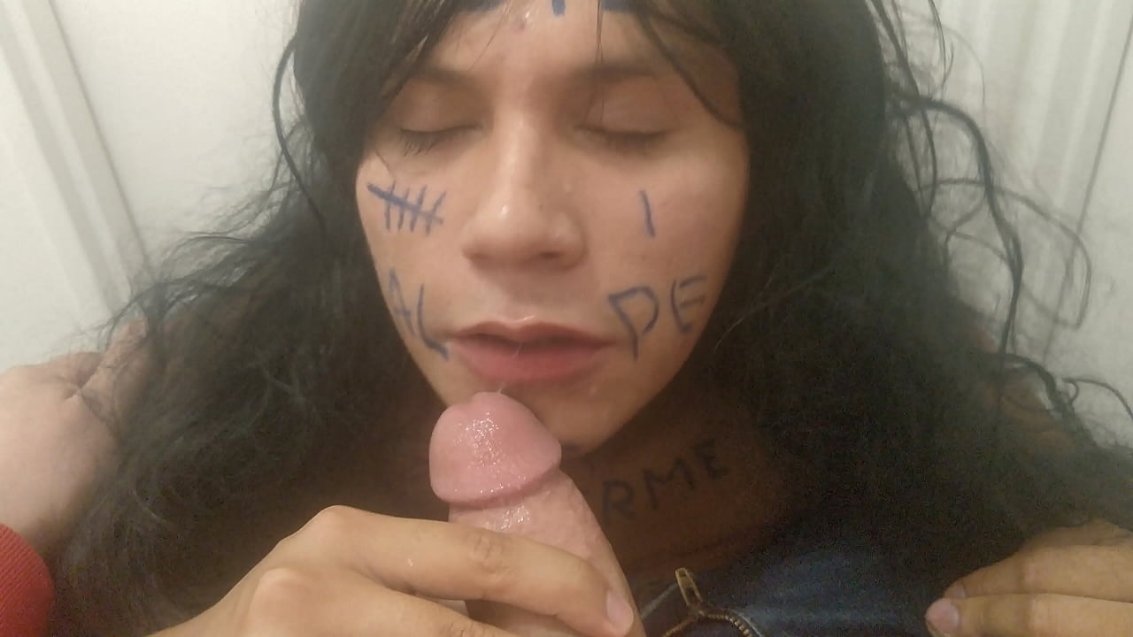 Jeune pute trav sissy slut suce la bite d'un client &agrave; Paris