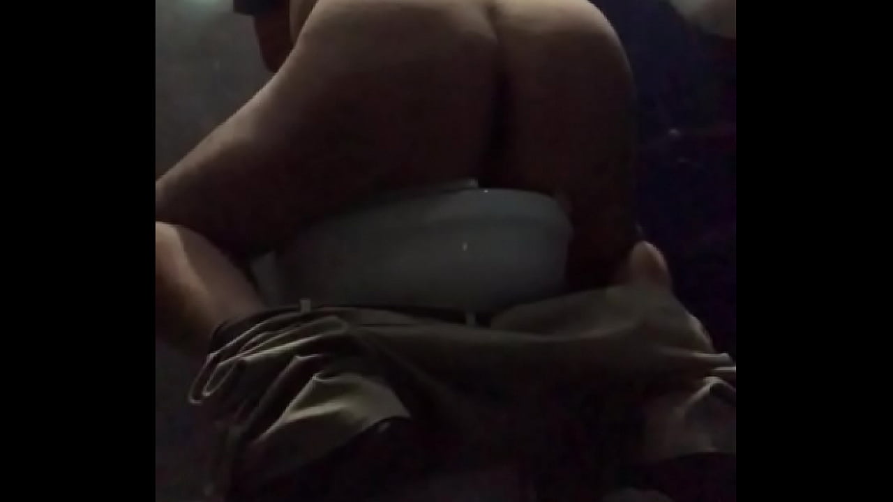 Ense&ntilde;ando culo en el cine.