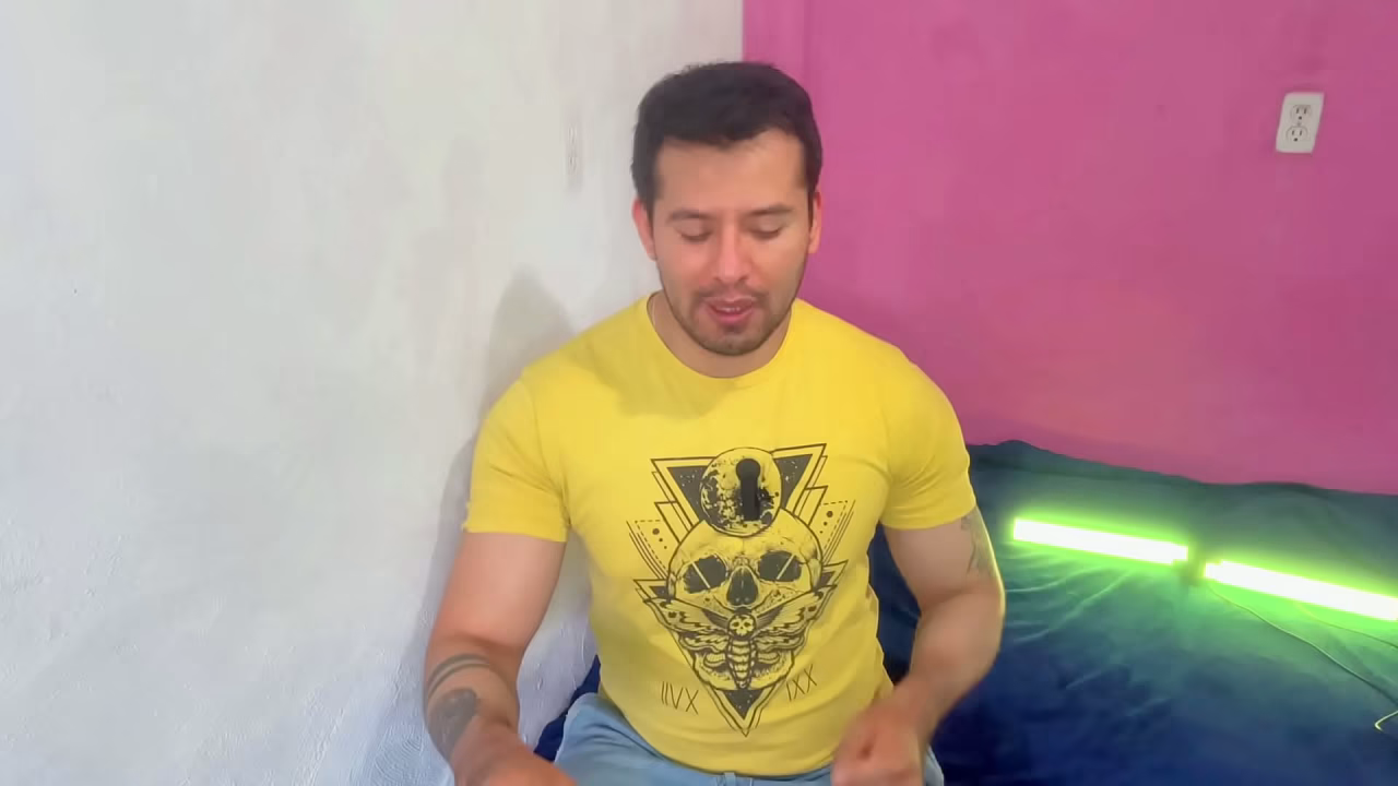 Chacal musculoso y de gran verga se la mete al vendedor de carros mientras le mostraba los autos