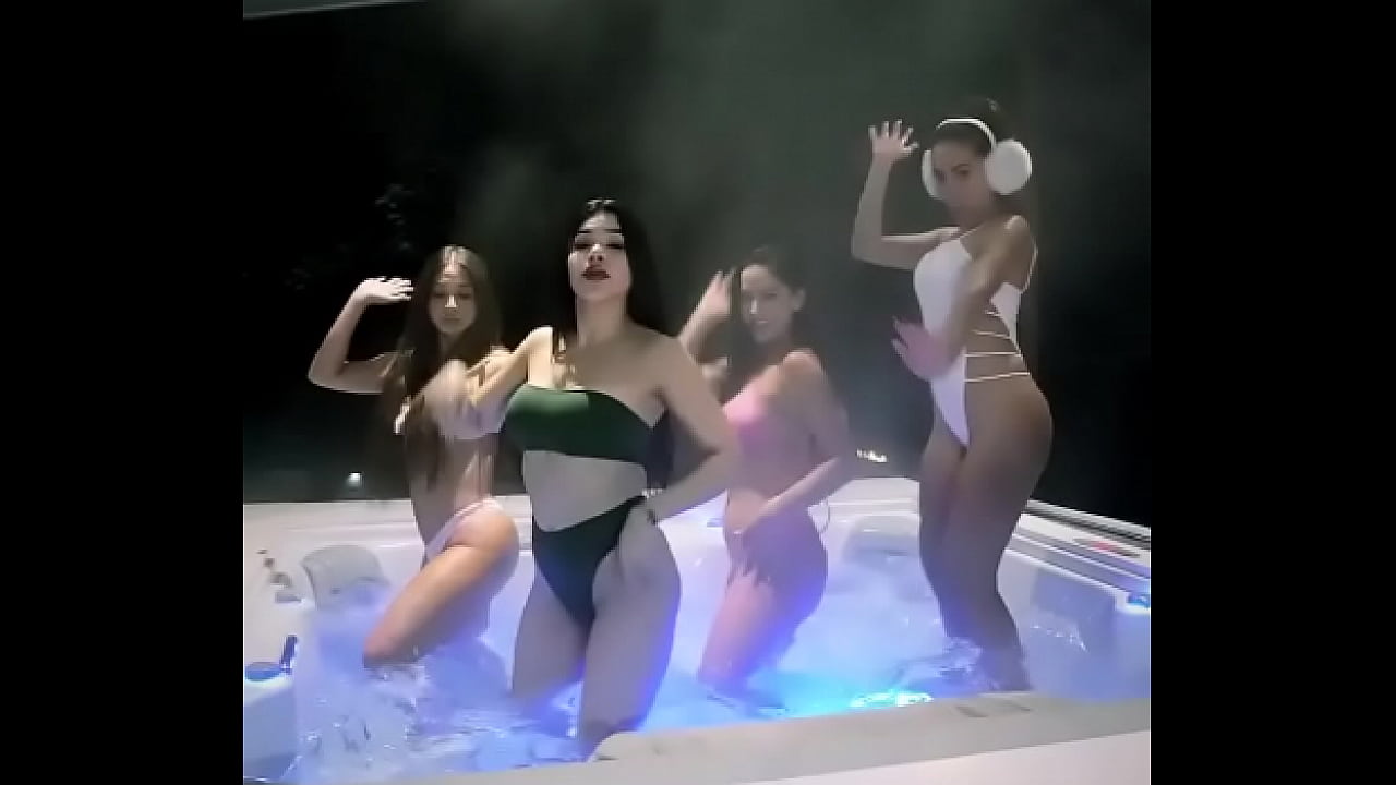 Cantora Anitta Provocando em Banheira com mulheres