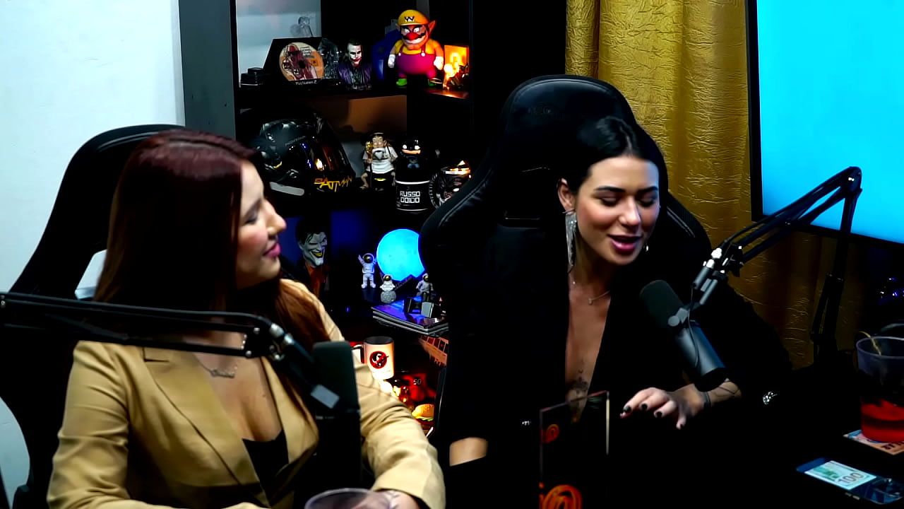 Elas se pegaram no meio do Podcast, chuparam os peitos gostoso da Clara Dal'Col - Pocahontas Carioca e Isa Albuquerque