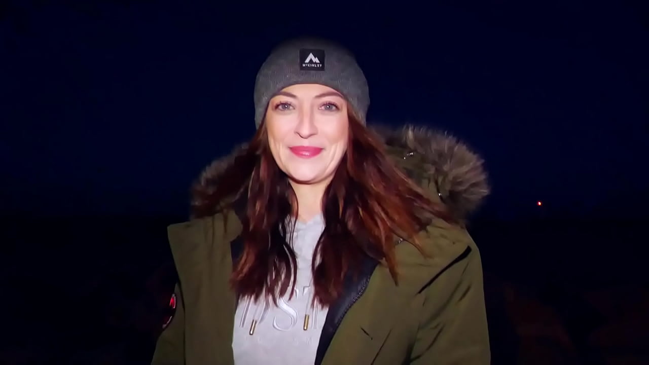 A camgirl fucks with a fan