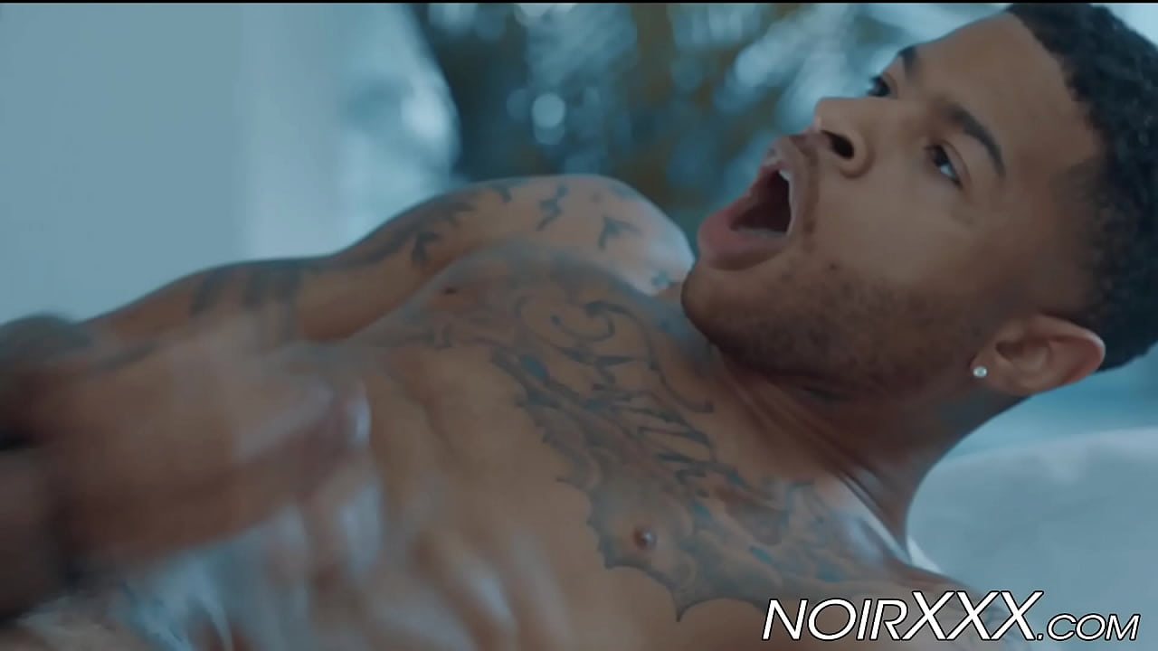 Handsome masseur Dante Colle seduced and used his black gay customer Leon Reddz. He licked his ass than ass penetrated him!