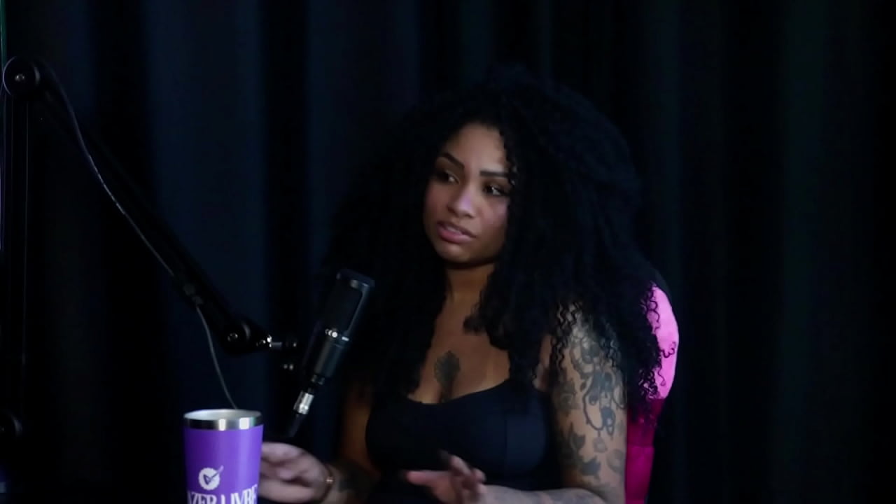 Entrou na putaria ap&oacute;s ficar desempregada, foi fodida por uma ator, gosta de transar na rua, n&atilde;o consegue gozar com homem e pra dar o cu... - Sara Ventur (SHEER/RED)