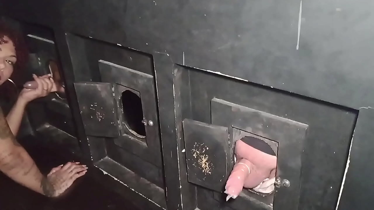 Levei meia irm&atilde; para conhecer uma cabine de gloryhole e ela ficou excitada e acabamos chupando v&aacute;rios desconhecidos