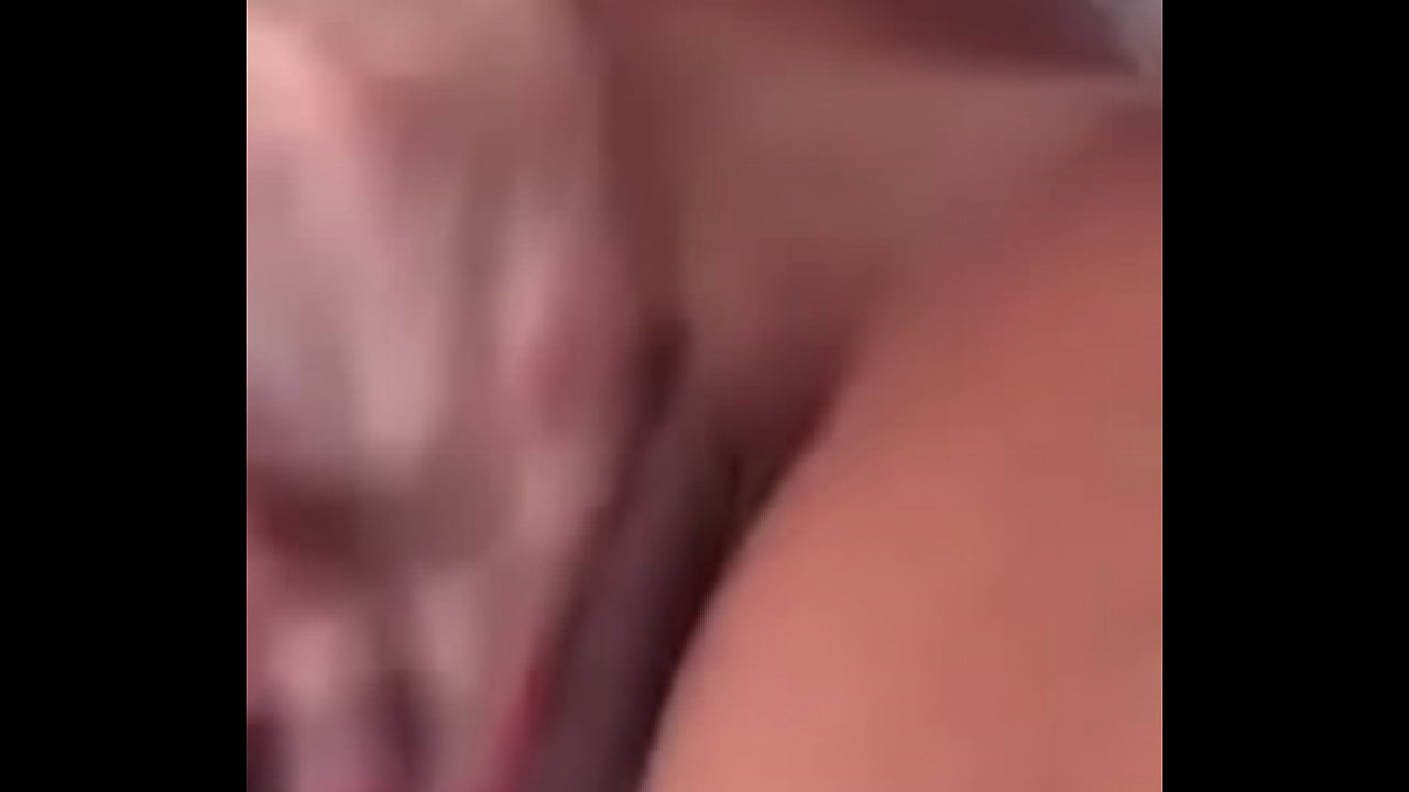 Se corre la tanga para tocarse la concha