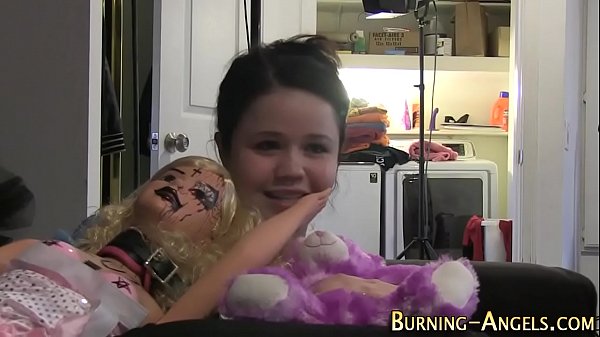 Pretty emo babe rubs muff