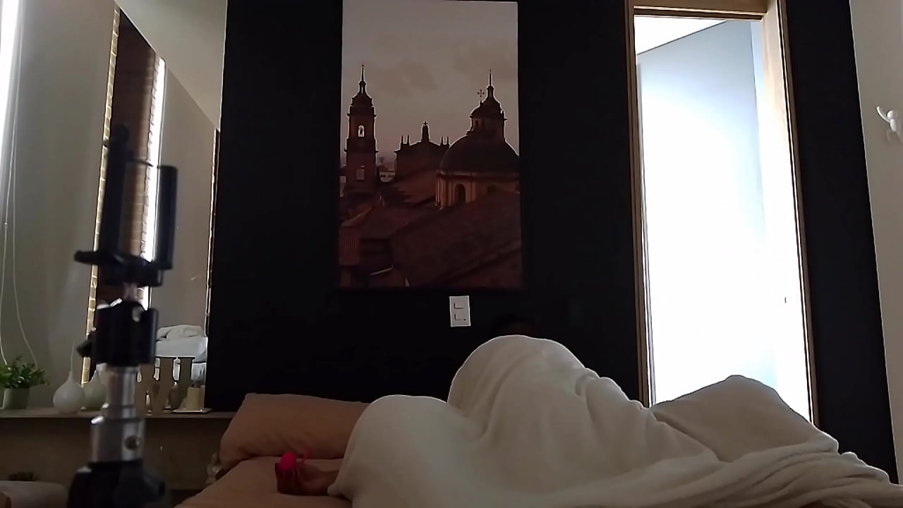 Bajo la Sabana me Hace el Amor mi Ex Esposo en un Motel Despues de un Dia Ajitado