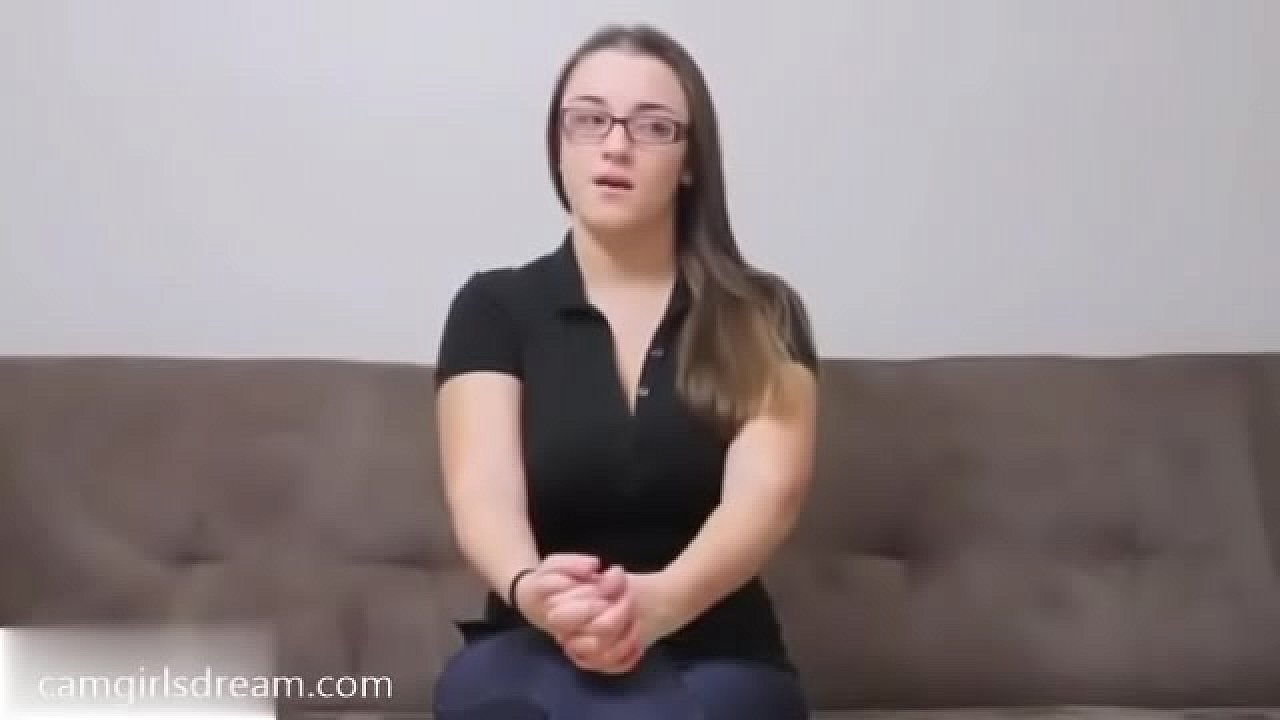 Big Boobs Glasses Chick Knows How to Move - CamGirlsDream.com