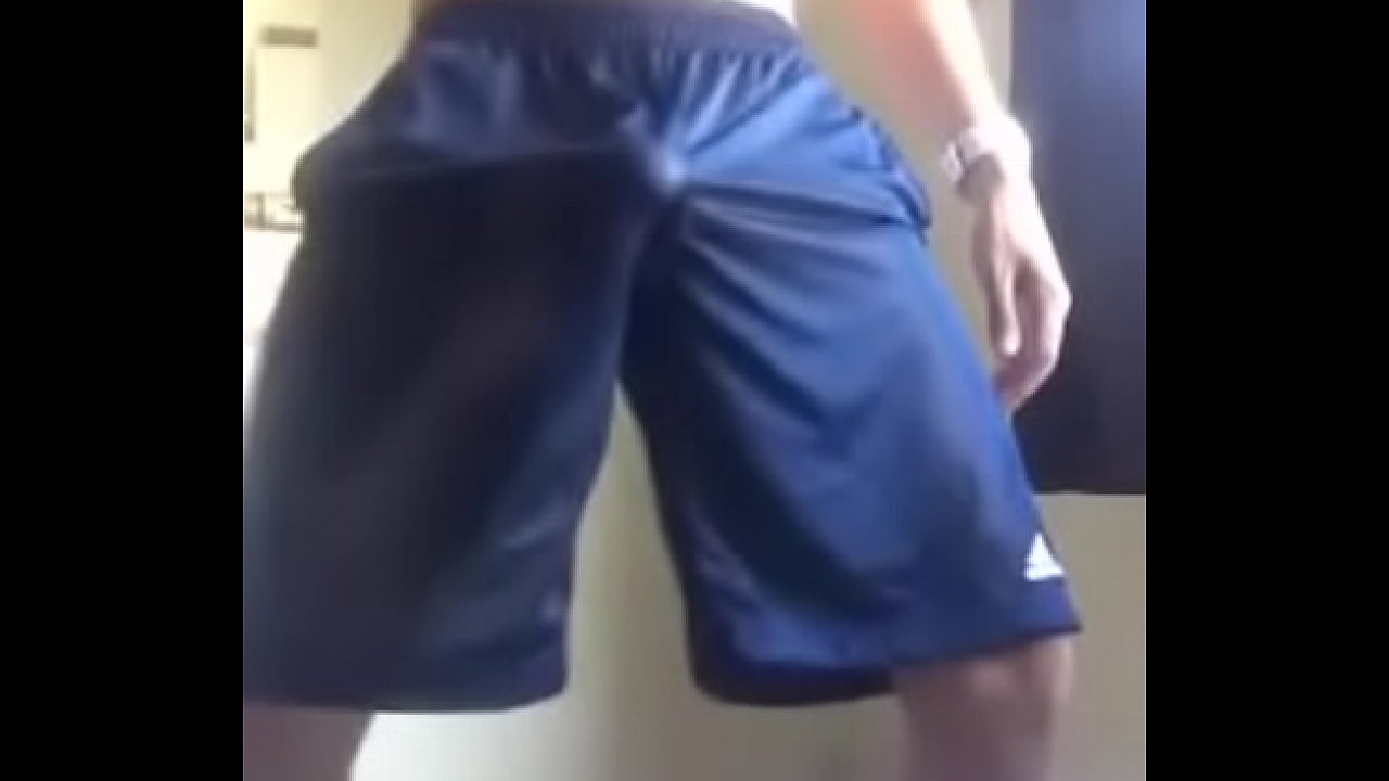 Cumming Through the Short / Gozando atrav&eacute;s do Short