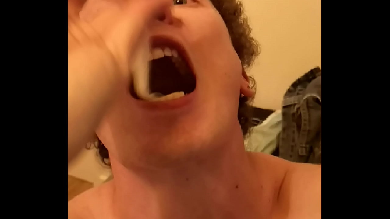 Dep&oacute;sito de porra de Lisboa limpando capas usadas