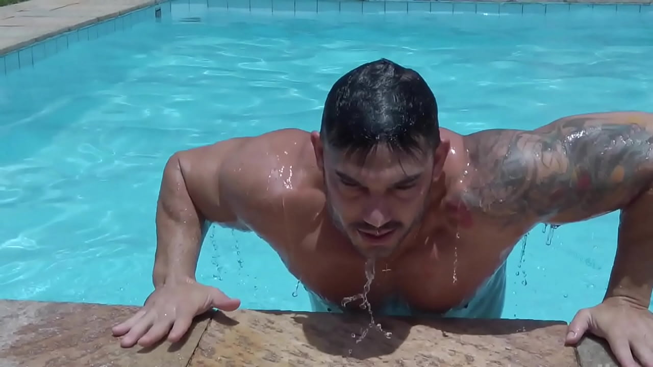 ARROMBANDO O BOY NA PISCINA