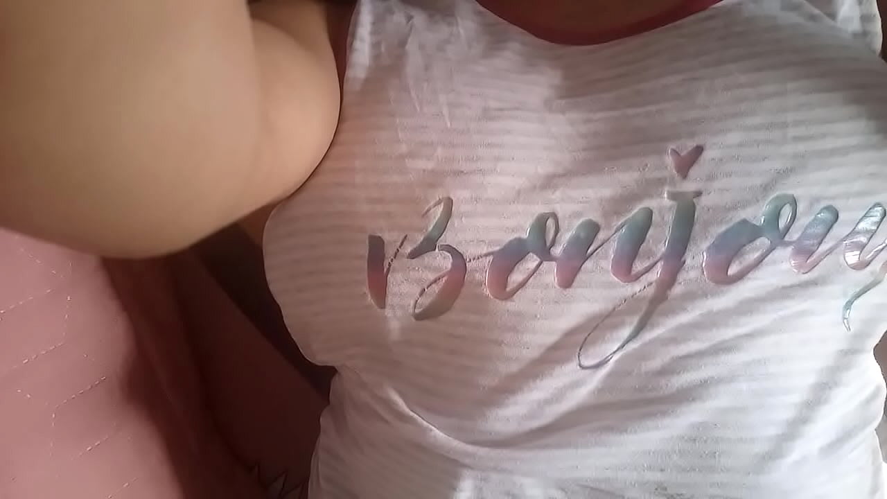 Una dulce jovencita muy ardiente desea que la chupen en el co&ntilde;o y que pasen su lengua en su clitores esta exitada y se masturba para quitarse esas ganas.