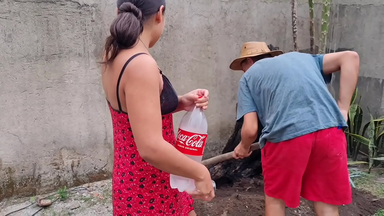fui provocar ele enquanto ele trabalhava no quintal e acabei ganhando o que queria muita porra ( VIDEO COMPLETO RED)