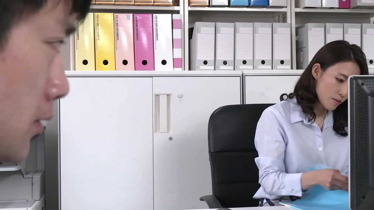 なんで水野部長がここに？その瞬間、小泉は状況が理解できずに固まった。小泉は会社でパワハラまがいのイビり行為を受けて精神的に追い込まれており、その辛さを一瞬でも忘れようと熟女デリヘルを呼んだはずだった。だがやって来たのはストレスの元凶、水野部長その人。