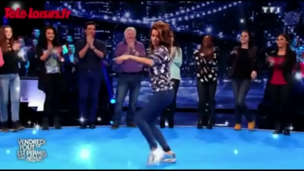 tal benyezri avec un d&eacute;hanch&eacute; tr&egrave;s sensuel