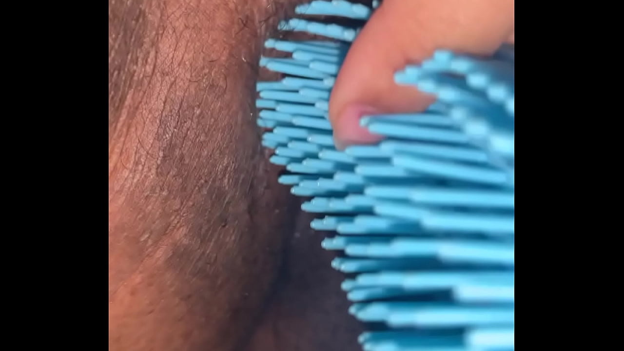 Enfiando a escova na buceta peludinha