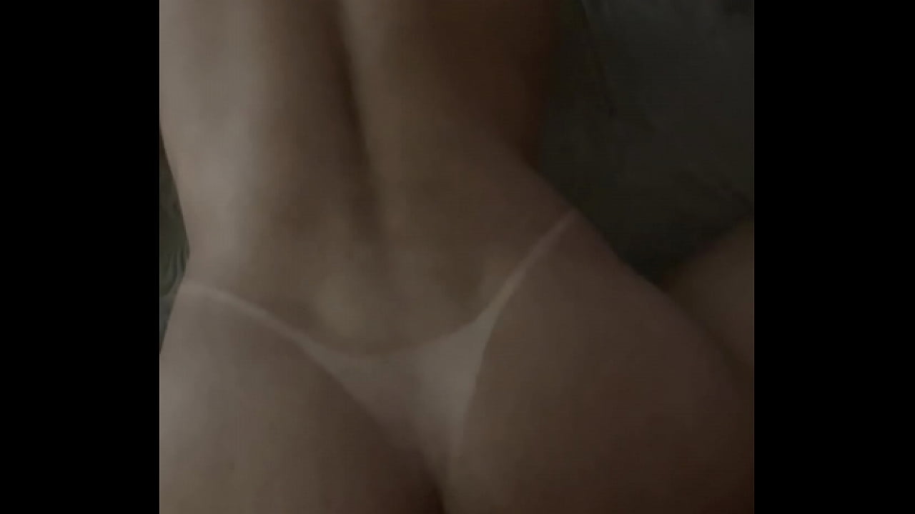 O novinho saiu da faculdade s&oacute; para vim me comer! O pau dele era t&atilde;o gostoso que tive que sentir ele no pelo deslizar em mim at&eacute; melar o meu cuzinho