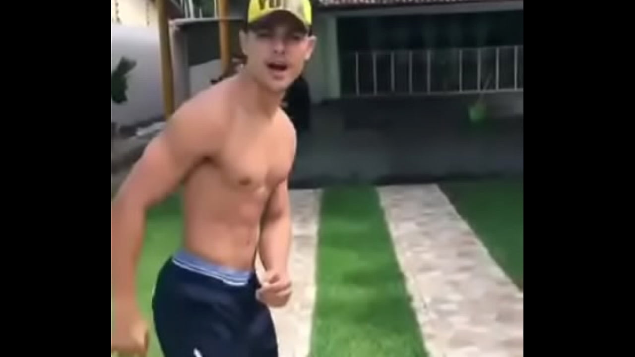 Menino dan&ccedil;ando gostoso