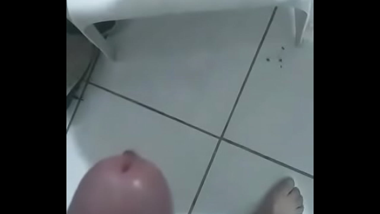 Jalandome la pija rico en el ba&ntilde;o del balneario