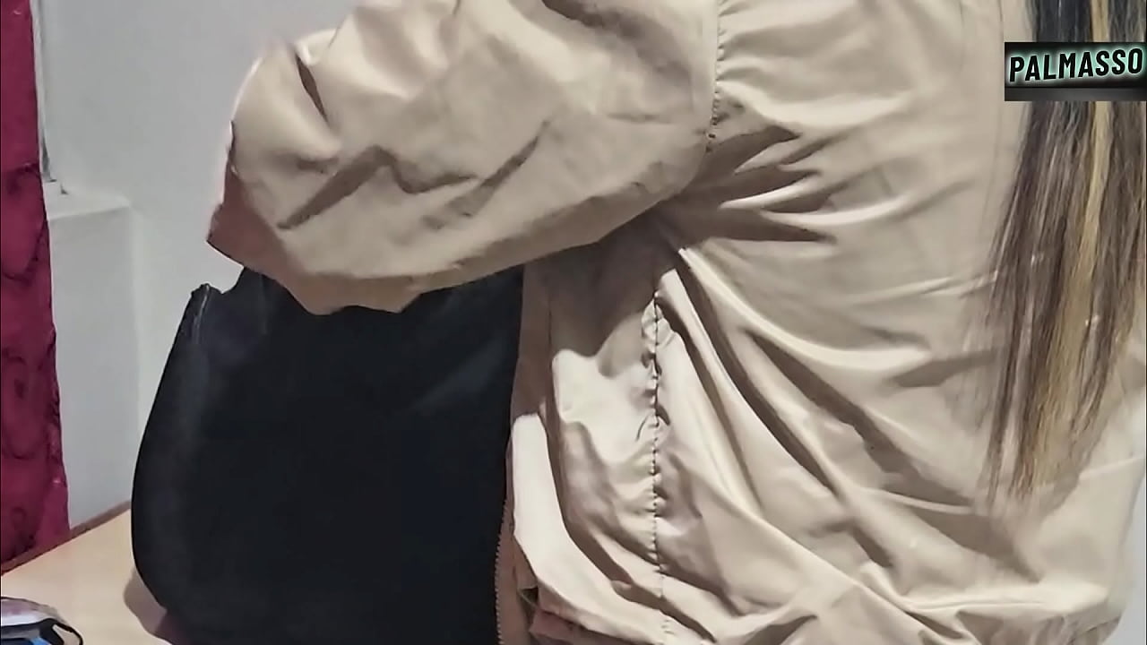 Sex for real money: a foreign immigrant recently arrived from the United States agrees to have sex on the go in a cheap hotel and let herself be recorded in exchange for cash.