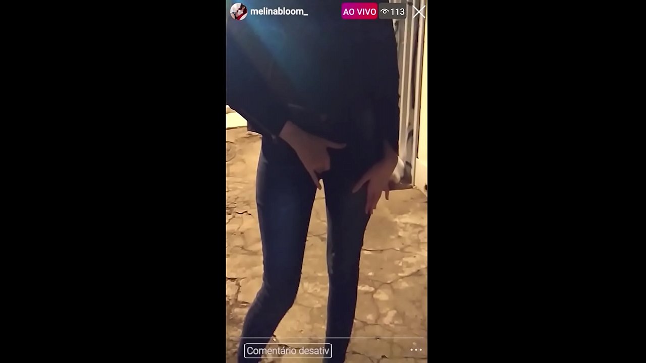 NA LIVE, GAROTA SE MASTURBA E MOSTRA SEUS PEITOS