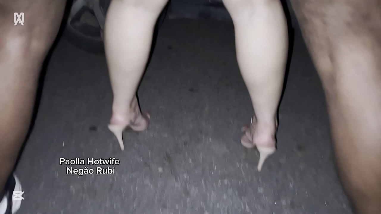Paolla Hotwife sem limites e ensina Neg&atilde;o de 23cm a fuder no carro em beira de estrada &agrave; noite!!! Marido corno s&oacute; acompanha a aula de sexo da esposa que ensina como meter em via p&uacute;blica do Brasil