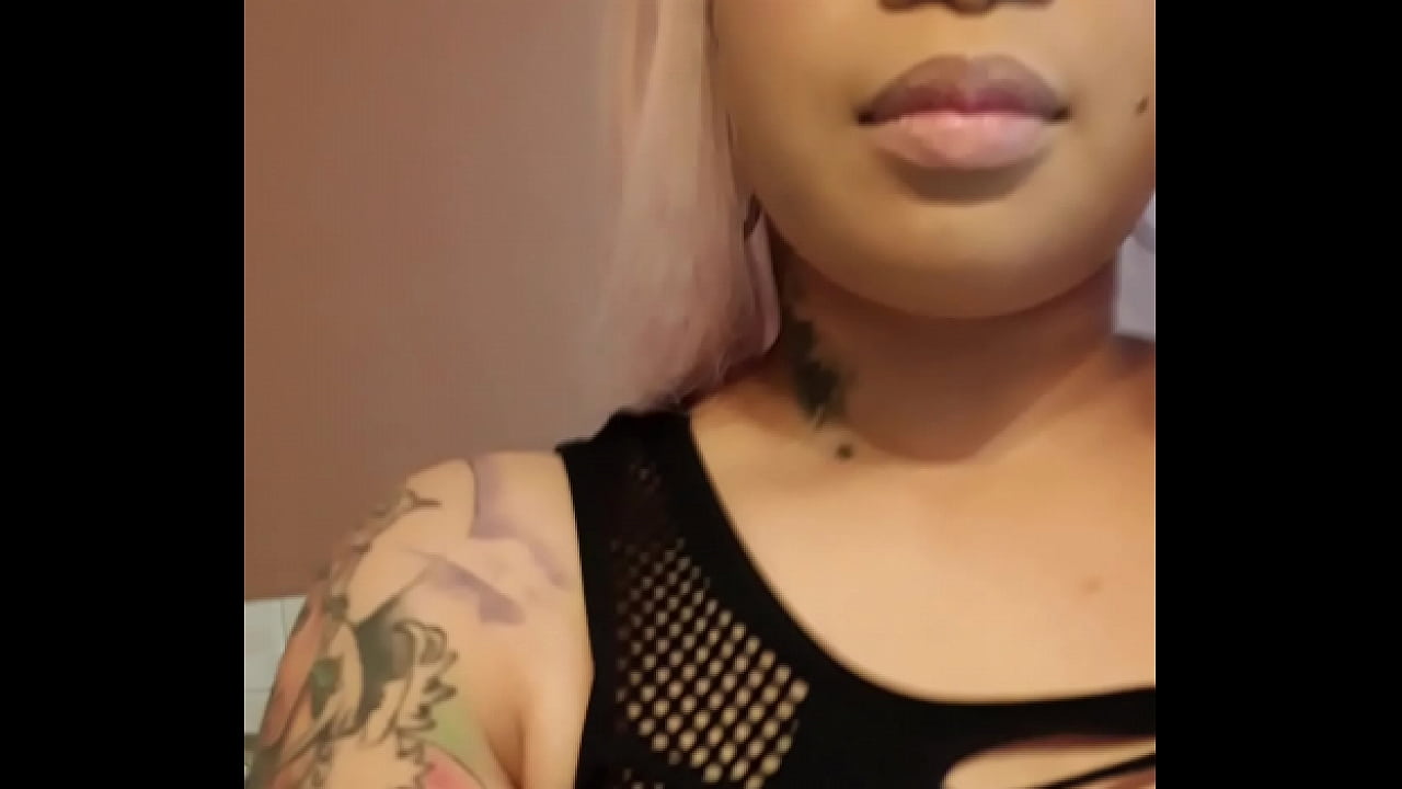 sexy mami in fishnet