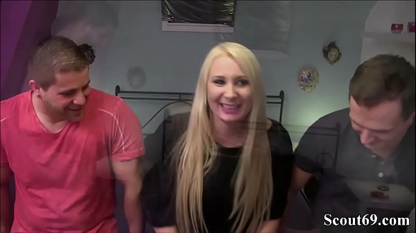 Junge Maus Anni bei ihrer Premiere und ersten Fick mit zwei Usern gleichzeitig