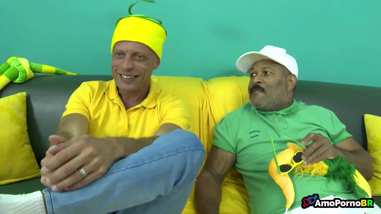 Eu e meu melhor amigo comendo minha mulher e a minha enteada gostosa